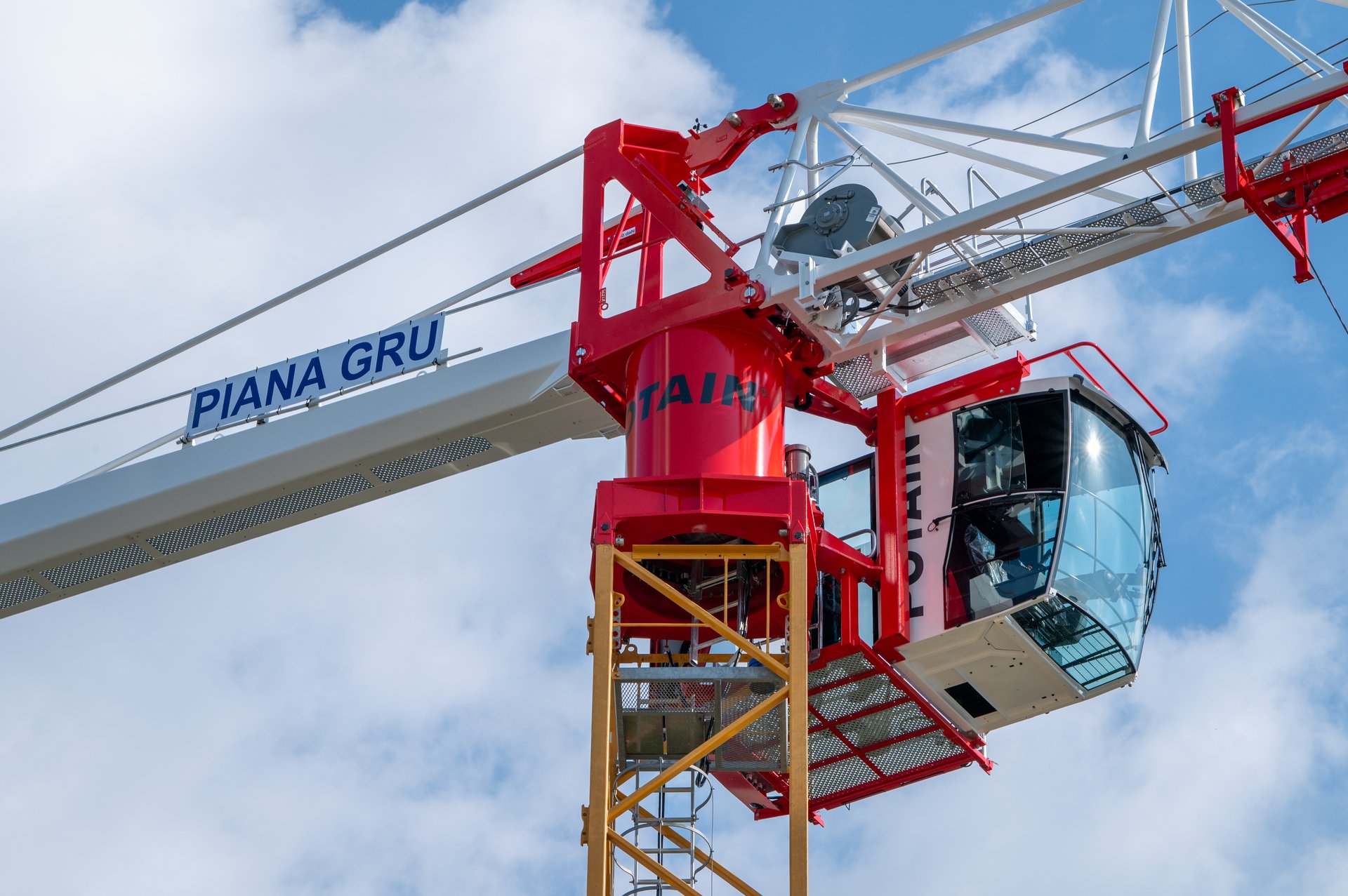 Dettaglio cabina gru Potain con scritta Piana Gru